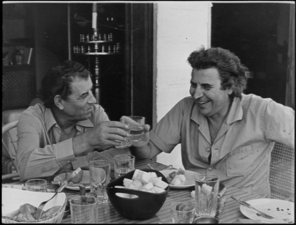 Μίκης Θεοδωράκης και Γρηγόρης Μπιθικώτσης – Η τυχαία γνωριμία που άλλαξε την ιστορία του ελληνικού τραγουδιού