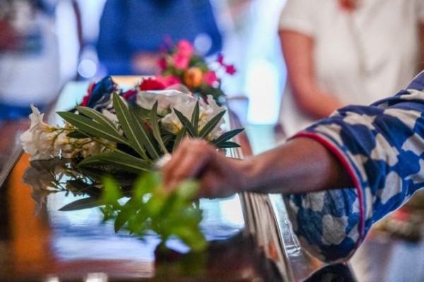 Μίκης Θεοδωράκης – Η Ελλάδα αποχαιρετά τον εμβληματικό δημιουργό – Συνεχίζεται για δεύτερη μέρα το λαϊκό προσκύνημα