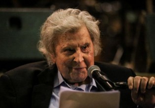 Μίκης Θεοδωράκης – Όταν σύσσωμος ο πνευματικός κόσμος της χώρας τον στήριξε για το Νόμπελ Ειρήνης