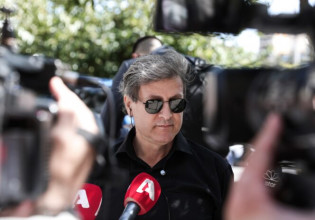 Δικαστήριο – Απαγορεύεται στον Νίκο Κουρή να χρησιμοποιεί το επώνυμο «Θεοδωράκης»