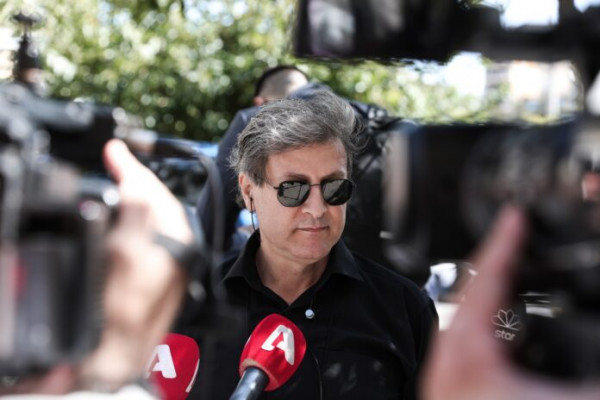 Δικαστήριο – Απαγορεύεται στον Νίκο Κουρή να χρησιμοποιεί το επώνυμο «Θεοδωράκης»