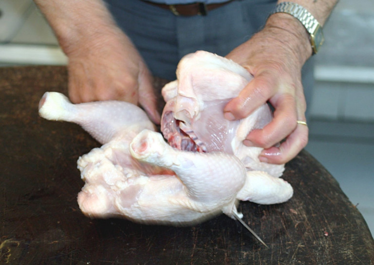 Ηράκλειο – Υπάλληλος κρεοπωλείου τραυματίστηκε με μαχαίρι στο χέρι και την κοιλιά του