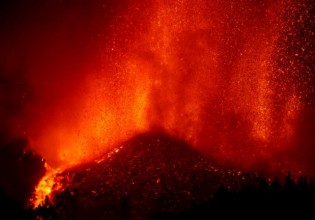 Ισπανία – Στη θάλασσα η λάβα τις επόμενες ώρες – Συναγερμός στις αρχές για τους κινδύνους