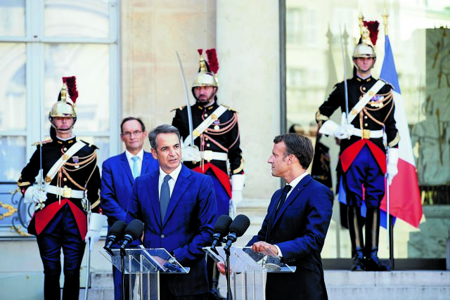 Mitsotakis, Macron deepen strategic ties with major arms deal, defence agreement