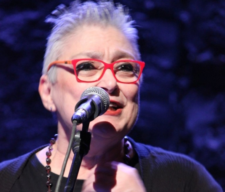 Μάνου – Κατακραυγή για την ανάρτησή της υπέρ Μπογδάνου στο Twitter