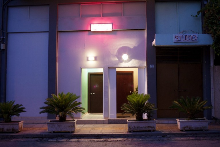 Κοροναϊός – Βαριές «καμπάνες» σε οίκο ανοχής – «Ξέχασαν» rapid και πιστοποιητικά εμβολιασμού