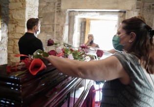 Μίκης Θεοδωράκης – Live η τρίτη μέρα του λαϊκού προσκυνήματος – Χιλιάδες αποχαιρετούν τον μεγάλο μουσικοσυνθέτη