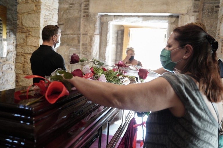 Μίκης Θεοδωράκης – Live η τρίτη μέρα του λαϊκού προσκυνήματος – Χιλιάδες αποχαιρετούν τον μεγάλο μουσικοσυνθέτη