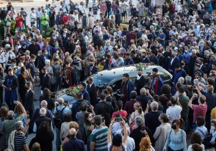 Μίκης Θεοδωράκης – Στιγμές συγκίνησης στην Κρήτη – 96 βρακοφόροι και πλήθος κόσμου για το «τελευταίο αντίο»