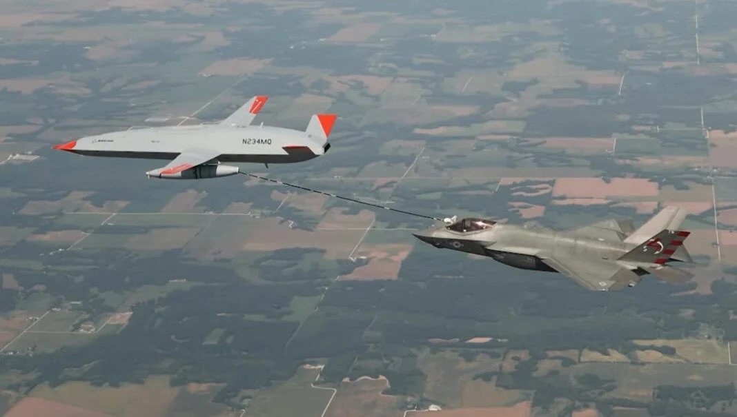 Μαχητικό F-35 ανεφοδιάστηκε για πρώτη φορά από drone