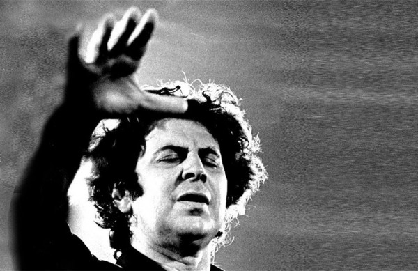 Μην εξευτελίζετε τον Μίκη Θεοδωράκη