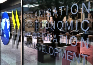 ΟΟΣΑ – Συντηρείται με αστερίσκους η πορεία ανάκαμψης της παγκόσμιας οικονομίας