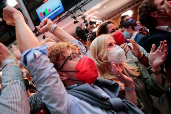 Γερμανικές εκλογές – Πανηγύρια στο SPD μετά τα πρώτα exit polls – «Έχουμε εντολή να κυβερνήσουμε»