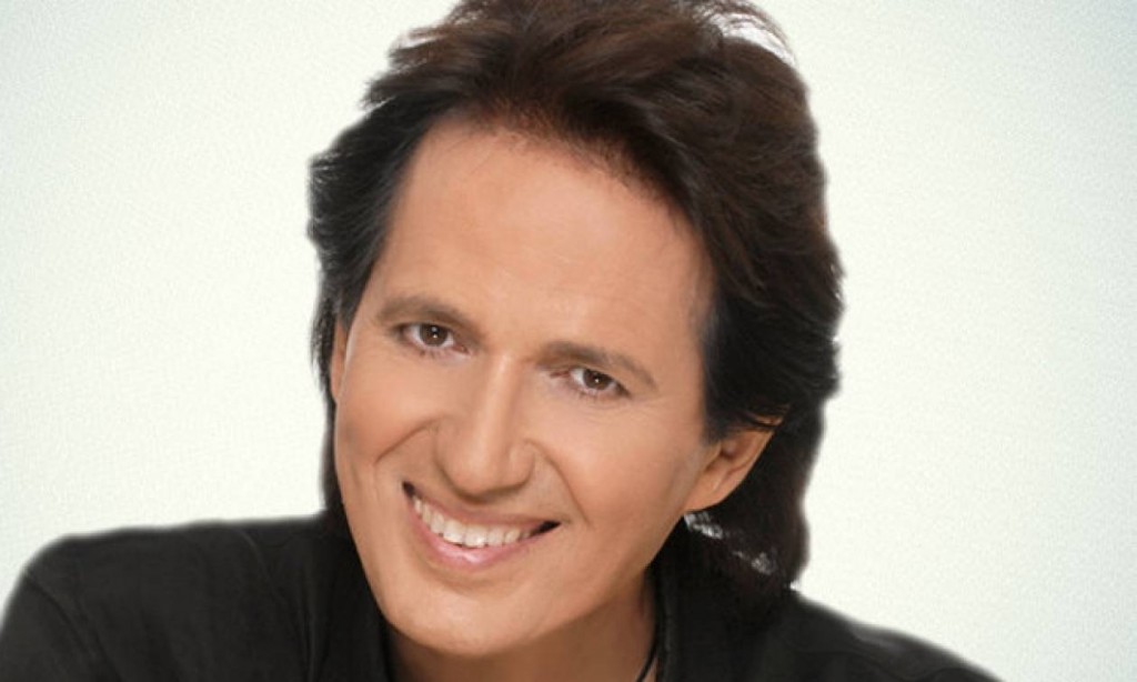 Ο Πασχάλης αφηγείται τις ιστορίες πίσω από τα αγαπημένα του κομμάτια