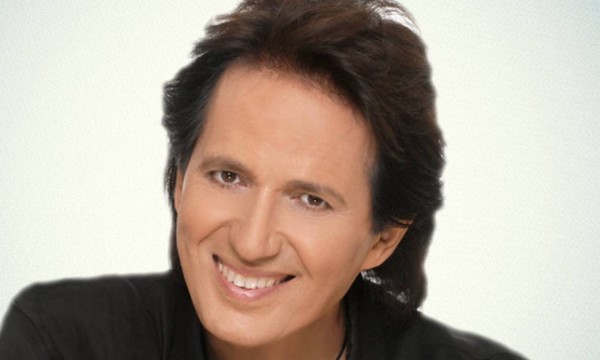 Ο Πασχάλης αφηγείται τις ιστορίες πίσω από τα αγαπημένα του κομμάτια