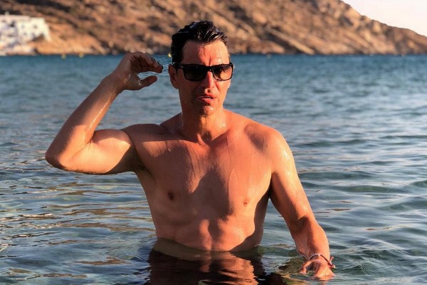 Ναι, ο Σάκης Ρουβάς πηγαίνει γυμναστήριο, ιδρώνει και είναι hot