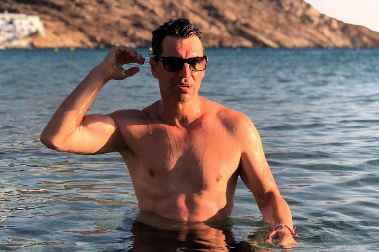 Ναι, ο Σάκης Ρουβάς πηγαίνει γυμναστήριο, ιδρώνει και είναι hot