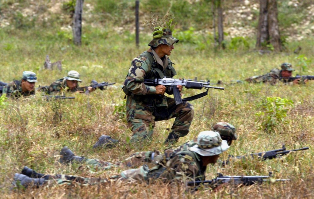 Κολομβία – Πέντε στρατιωτικοί νεκροί, τρεις τραυματίες μετά από επίθεση συμμορίας που διακινεί ναρκωτικά
