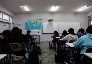 Σχολεία – Αγωνία για το άνοιγμά τους – Οι ειδικοί βλέπουν «έκρηξη» κρουσμάτων, πίεση στους γονείς για εμβόλια στα παιδιά