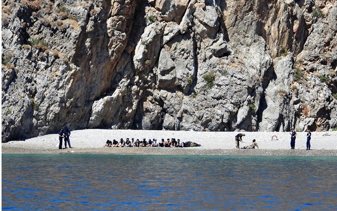 Απελάσεις – Ευρωπαία επίτροπος εγκαλεί την Ελλάδα για το νομοσχέδιο – Σύγκρουση στη Βουλή