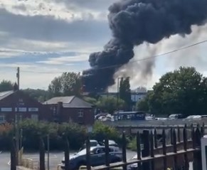 Βρετανία – Εκρήξεις και μεγάλη φωτιά σε βιομηχανία στο Κίντερμινστερ – «Απόλυτο χάος» λένε οι ντόπιοι