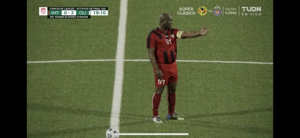 Σουρινάμ – Ο 60χρονος αντιπρόεδρος της χώρας αγωνίστηκε σε παιχνίδι της ομάδας στην οποία είναι ο ιδιοκτήτης της