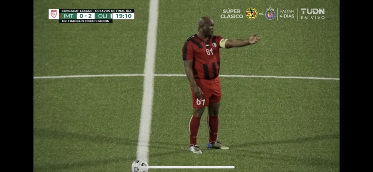 Σουρινάμ – Ο 60χρονος αντιπρόεδρος της χώρας αγωνίστηκε σε παιχνίδι της ομάδας στην οποία είναι ο ιδιοκτήτης της