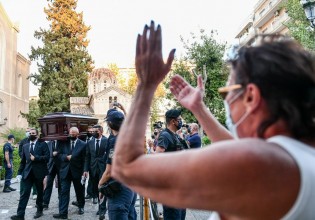 Μίκης Θεοδωράκης – Κοσμοσυρροή και συγκίνηση πριν το τελευταίο «αντίο» στον Μίκη – Στις 10:00 το λαϊκό προσκύνημα