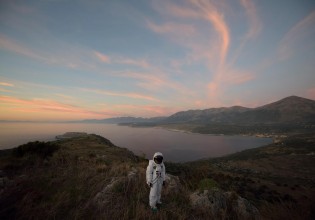 Δύο πραγματικά ανατρεπτικές εκθέσεις στο Δημοτικό Θέατρο Πειραιά