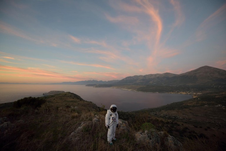 Δύο πραγματικά ανατρεπτικές εκθέσεις στο Δημοτικό Θέατρο Πειραιά