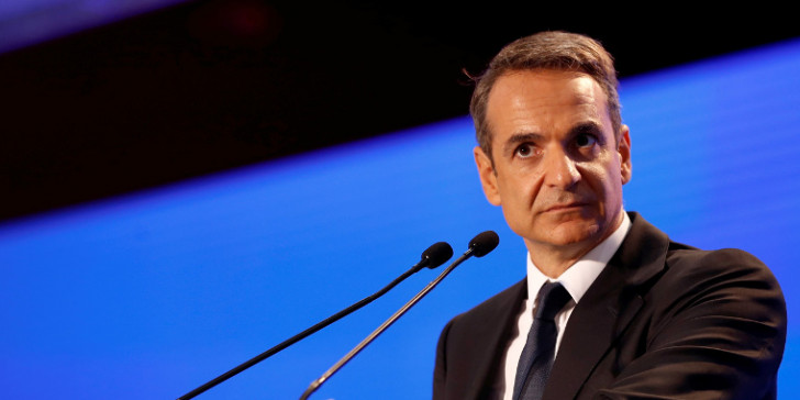 Mitsotakis expected to announce prospect of making vax mandatory for more professional groups