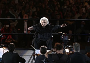 Μίκης Θεοδωράκης – Τα Χανιά ετοιμάζονται να «υποδεχθούν» τον μεγάλο μουσικοσυνθέτη