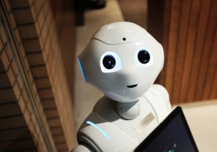 Έρευνα – Όσο πιο γρήγορα γερνάει το εργατικό δυναμικό, τόσο ταχύτερη η υιοθέτηση των ρομπότ