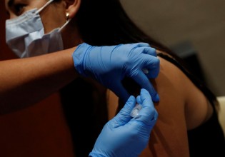 ΗΠΑ – Υποχρεωτικός ο εμβολιασμός για υγειονομικούς και εκπαιδευτικούς στην πολιτεία της Νέας Υόρκης