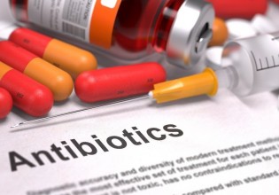 Τα αντιβιοτικά αυξάνουν τον κίνδυνο καρκίνου του εντέρου – Τι δείχνει νέα έρευνα
