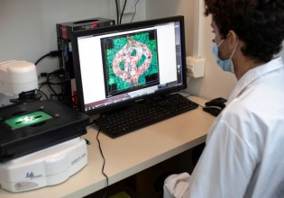 Η Astrazeneca ετοιμάζει εμβόλιο κατά του καρκίνου – Ξεκινούν οι δοκιμές σε ανθρώπους