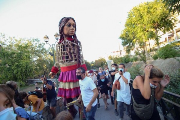 Λάρισα – «Γιατί τόσο μίσος για μία κούκλα;» – Επεισόδια κατά την άφιξη της Αμάλ