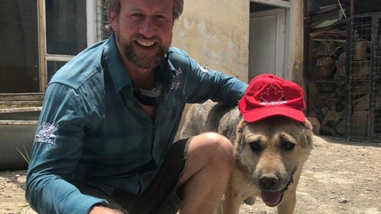 Πρώην πεζοναύτης μετέφερε με αεροσκάφος 173 σκύλους και γάτες από το Αφγανιστάν