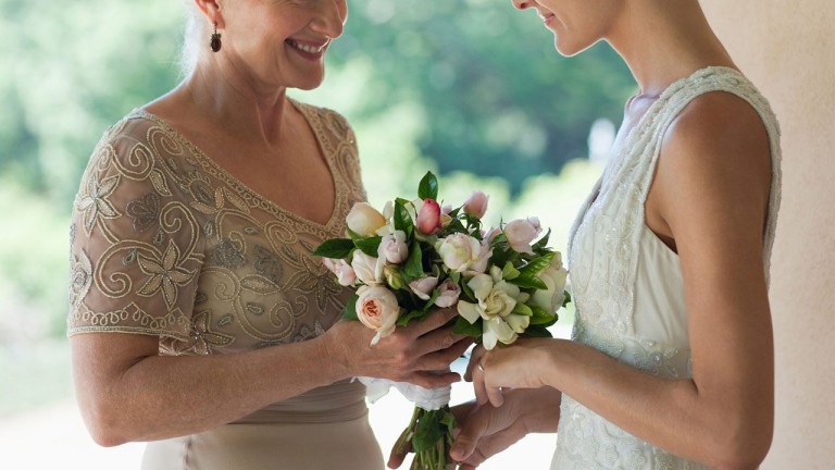 Πεθερά προσπάθησε να… ξεπαστρέψει τη νύφη στη γαμήλια δεξίωση