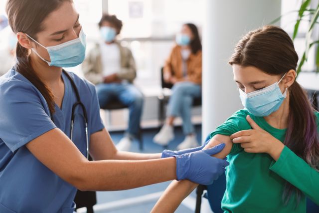 Κοροναϊός - Επιχείρηση «πειθώ» για τον εμβολιασμό των νέων
