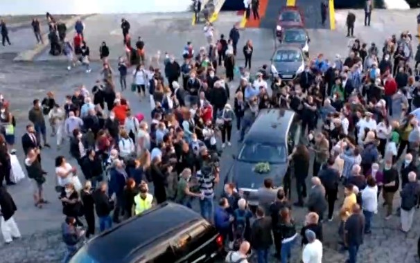 Μίκης Θεοδωράκης – H συγκινητική υποδοχή της σορού του στην Κρήτη – Θα ταφεί δίπλα στον πατέρα και τον αδελφό του