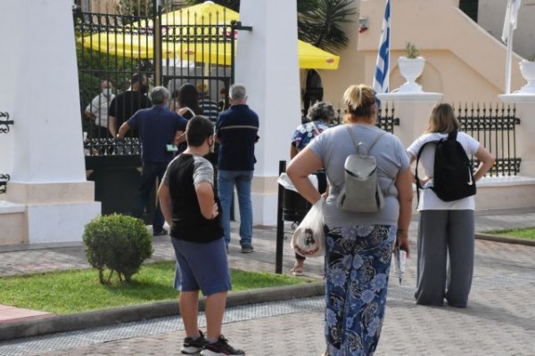 Κοροναϊός – Ουρές και πολύωρη αναμονή έξω από τα διαγνωστικά κέντρα για rapid test