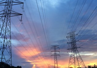 Εξειδικεύονται τα μέτρα στήριξης για τις ανατιμήσεις στο ρεύμα – Έκτακτη σύσκεψη