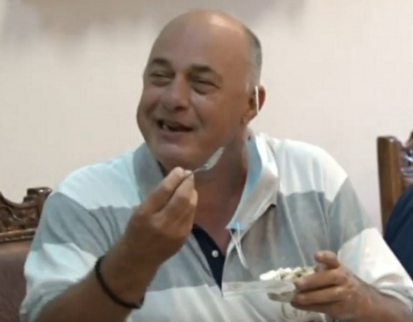 Σκηνές απείρου κάλλους – Ο Μπέος μοίρασε κόλλυβα στο δημοτικό συμβούλιο