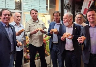 Πίτσα σε πεζοδρόμιο της Νέας Υόρκης για τον ανεμβολίαστο Μπολσονάρο