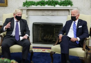 Γιατί το προσωπικό του Λευκού Οίκου διέκοψε αιφνιδίως τη συνάντηση Μπάιντεν – Τζόνσον