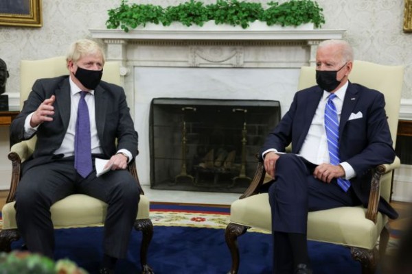 Γιατί το προσωπικό του Λευκού Οίκου διέκοψε αιφνιδίως τη συνάντηση Μπάιντεν – Τζόνσον