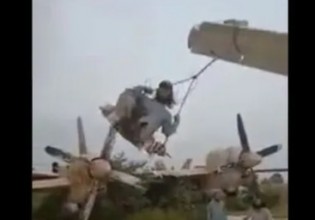 Αφγανιστάν – Οι Ταλιμπάν πανηγυρίζουν μετατρέποντας αεροπλάνο σε… κούνια