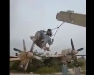 Αφγανιστάν - Οι Ταλιμπάν πανηγυρίζουν μετατρέποντας αεροπλάνο σε... κούνια