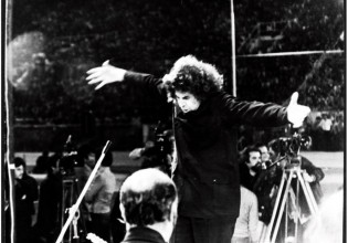 Μίκης Θεοδωράκης – Η ιστορική συναυλία στο Καραϊσκάκη